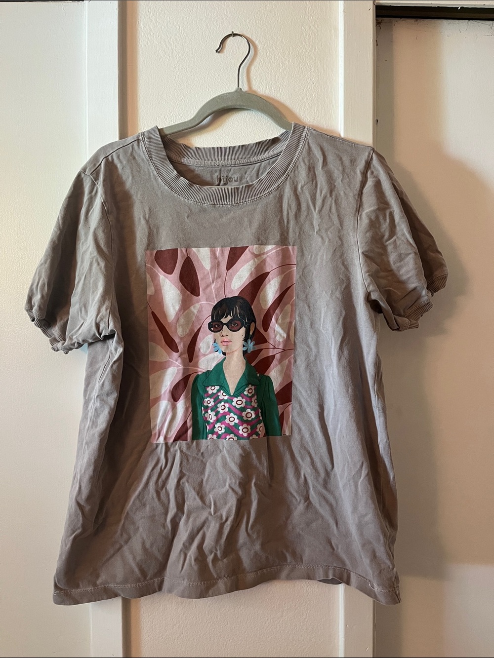 Women's Gray Short Sleeve Graphic Tee with Retro Portrait
